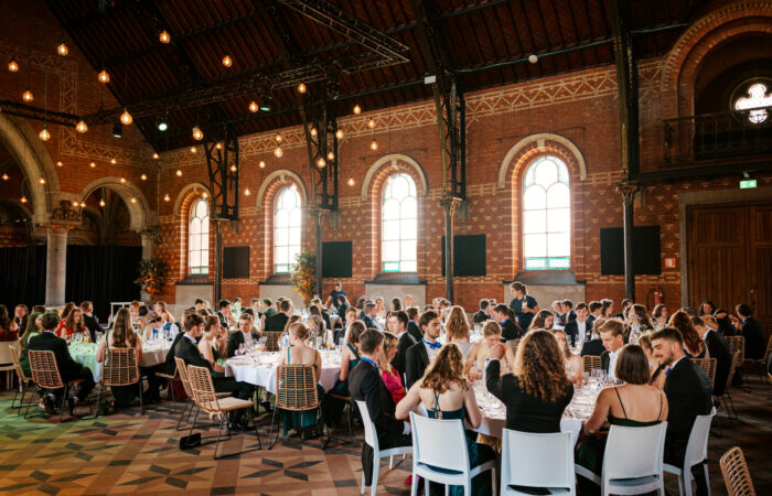 overzichtfoto van het diner bij een gala
