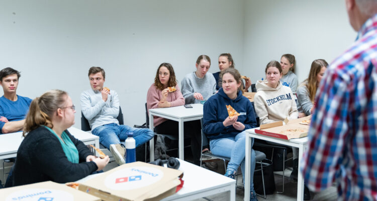 Mensen tijdens een lezing