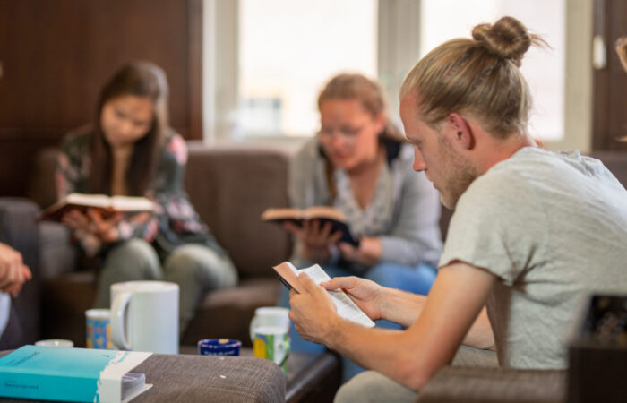 foto van een bijbelstudie