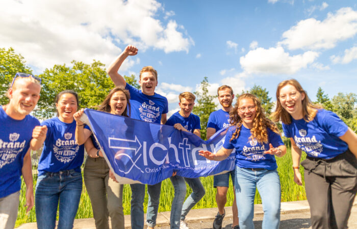 groepsfoto met een vlag