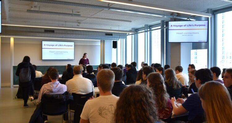 mensen tijdens een lezing